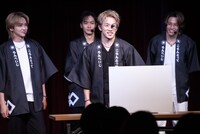 立ったままサインを入れた浦川翔平。