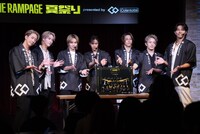 アクリルスタンドをお披露目するTHE RAMPAGEメンバー。