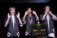 ネックレスをアピールするRIKU（右）。