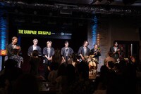 直接ファンにプレゼントを渡すTHE RAMPAGEメンバー。