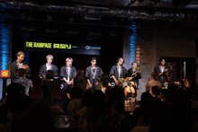 直接ファンにプレゼントを渡すTHE RAMPAGEメンバー。