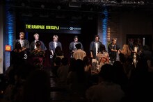 直接ファンにプレゼントを渡すTHE RAMPAGEメンバー。