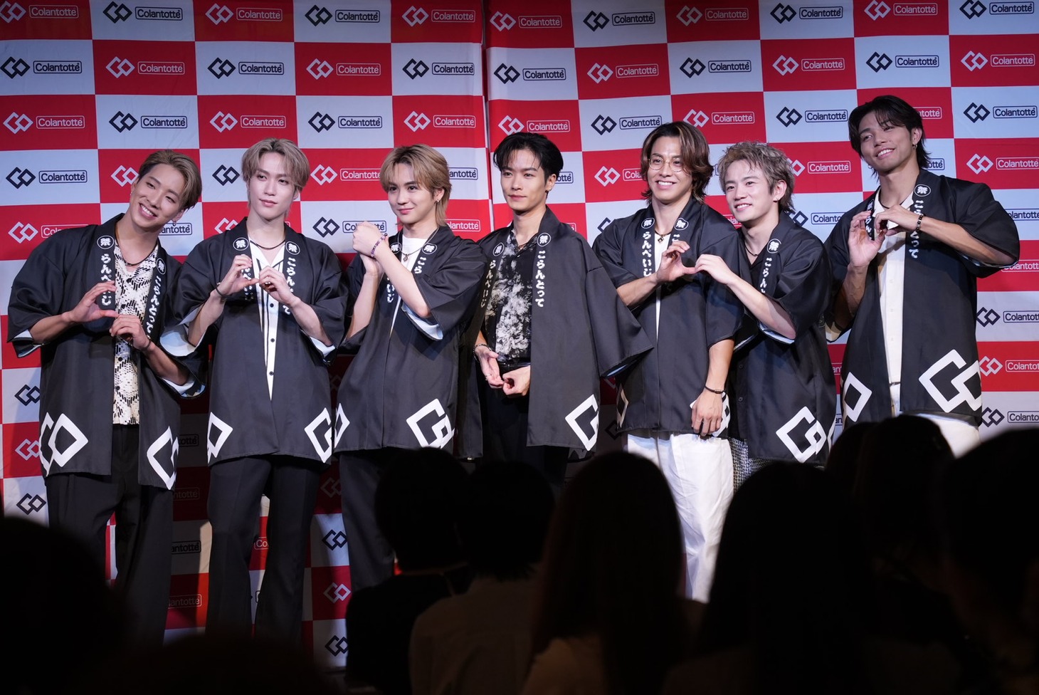 左から陣、藤原樹、吉野北人、川村壱馬、RIKU、浦川翔平、武知海青。