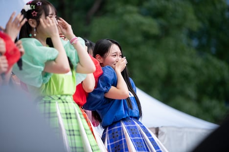 号泣する桐原美月（CANDY TUNE）。