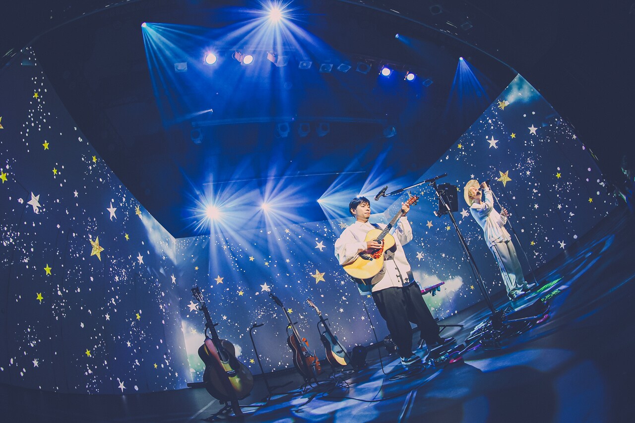 吉田山田、音楽と映像で魅せた“夏祭り”〆に巨大な打ち上げ花火