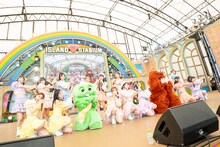 「恋するフォーチュンクッキー」を踊るAKB48、ガチャピン、ムック。