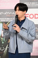 趣味の数を指折り数える沢村玲（ONE N' ONLY）。