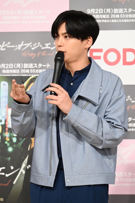 趣味の数を指折り数える沢村玲(ONE N' ONLY)。