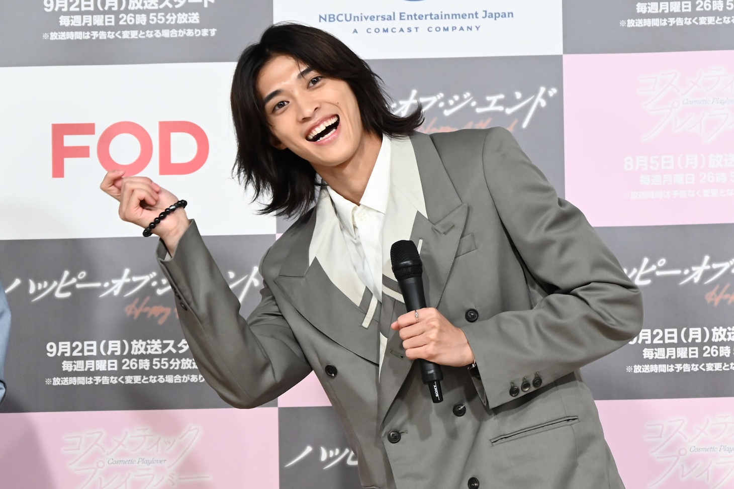 卓球のポーズを決める別府由来。