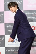 ゴルフの構えを見せる奥野壮。