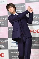 ゴルフのスイングを見せる奥野壮。