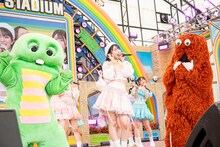 左からガチャピン、山内瑞葵（AKB48）、ムック。