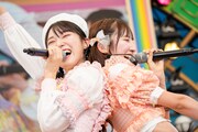 左からAKB48の山内瑞葵、長友彩海。