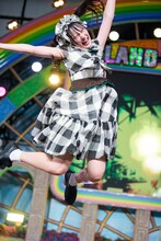 ジャンプする宮沢友（ukka）。