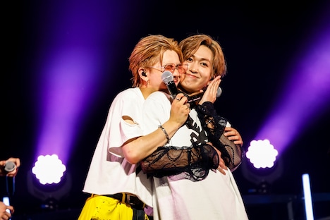 顔を寄せ合う田中洸希と池田彪馬。(撮影:笹森健一)