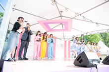 「にしたんクリニック タンバリンダンス選手権」で競い合う衛星とカラテア、Peel the Apple、Ange☆Reve。