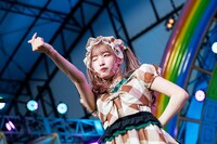 指ハートを送る芹澤もあ（ukka）。