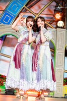 佐藤璃果（左）と黒見明香（右）。