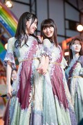 手をつなぐ賀喜遥香（左）と遠藤さくら（右）。