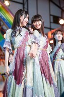 手をつなぐ賀喜遥香（左）と遠藤さくら（右）。