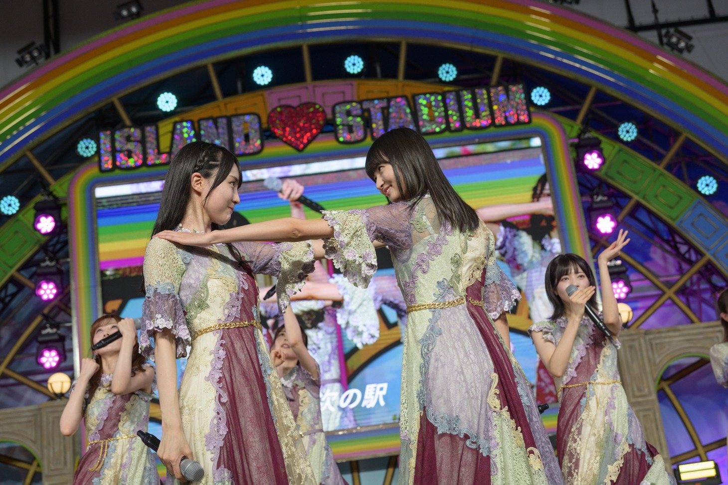 見つめ合う賀喜遥香（左）と遠藤さくら（右）。