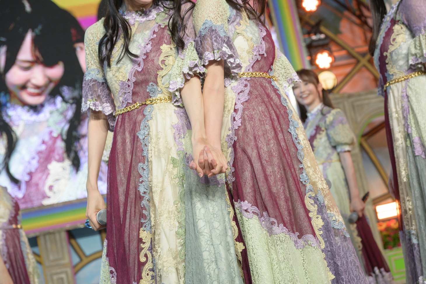 手をつなぐ賀喜遥香（左）と遠藤さくら（右）。