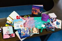 伊織が所有している、西野カナのグッズやCDなど。