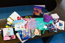 伊織が所有している、西野カナのグッズやCDなど。