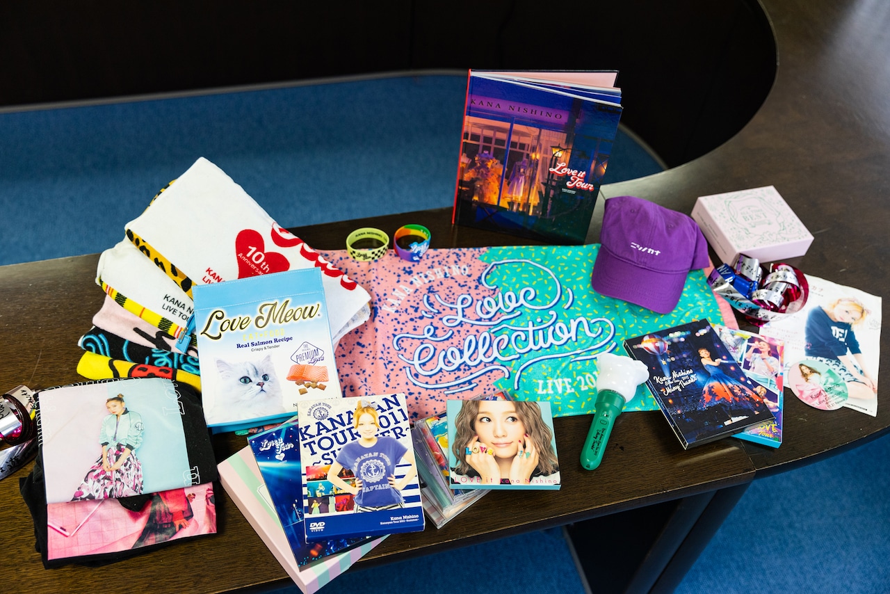 伊織が所有している、西野カナのグッズやCDなど。