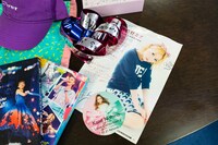 銀テープやコラボカフェのオリジナルコースターなど、貴重なコレクションも。