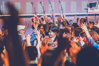 ファンとハイタッチをする吉田結威（G, Vo）。（撮影：白石達也）