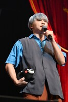 くまモンを小脇に抱えるSHOW。