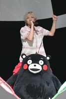 くまモンと戯れるFUMIYA。