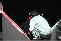 くまモンのお腹に何かを描き入れるSHOOT。