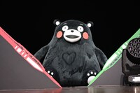 お腹にハートを描かれたくまモン。