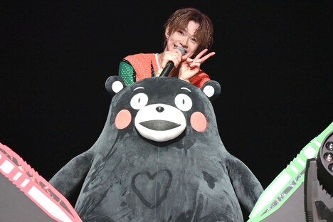 くまモンと戯れるFUMINORI。