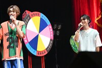 ダーツによる曲決めの様子。