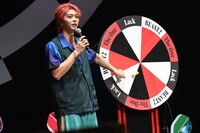 ダーツによる曲決めの様子。