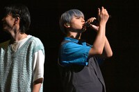 「Lack」の歌い出しでセクシーを全開にさせるSHOW（右）と、彼のパフォーマンスに笑ってしまうSHOOT（左）。