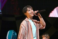 目力でセクシーアピールするKEVIN。