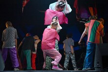 SHOOTを抱き抱えるMORRIE。