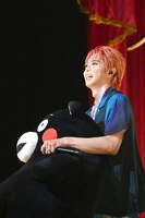 連れて来たくまモンを抱き抱えるSEIYA。