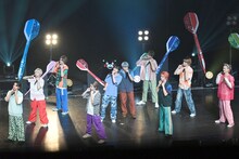 「SM:)LE」を歌うBUDDiiS。