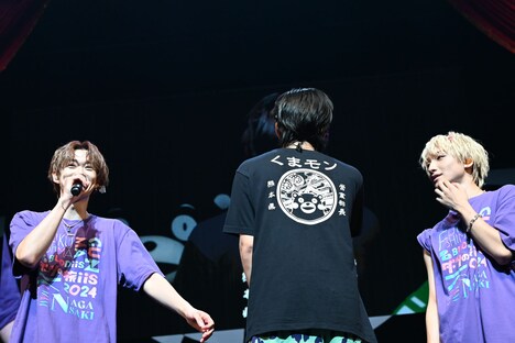 くまモンTシャツでアンコールに登場したSHOOT（中央）。