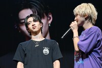 FUMIYA（右）の発言にすねるSHOOT（左）。