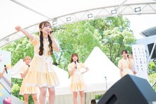 大喜利に果敢に挑む日比野芽奈（ラフ×ラフ）。