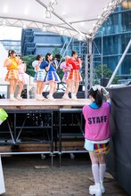 CUTIE STREETを激写する「TIFカメラ部」の大和明桜（虹のコンキスタドール）。