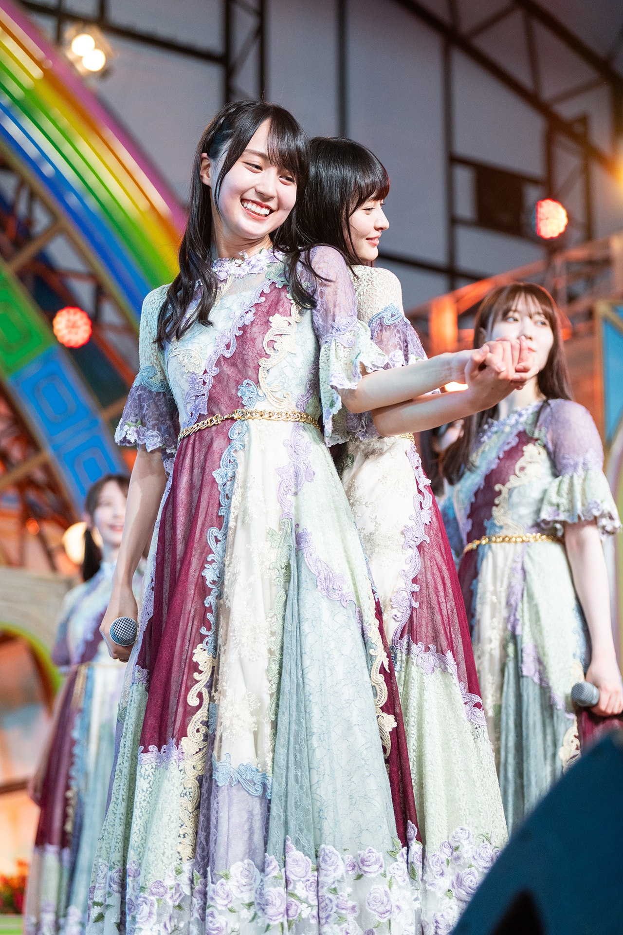 手をつなぐ賀喜遥香（左）と遠藤さくら（右）。
