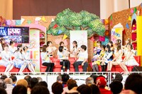 「INFO CENTRE」ステージを締めくくる恒例のトークコーナー「スナックうめ子」の様子。