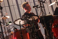 サポートメンバーの朝倉真司（Per）。（撮影：森好弘）